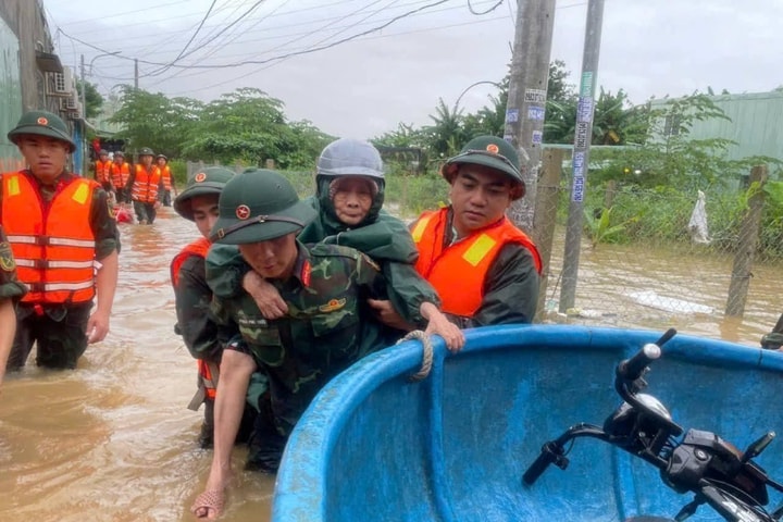 Bộ đội, công an Đà Nẵng vượt lũ cứu dân, gia cố bờ kè An Lương