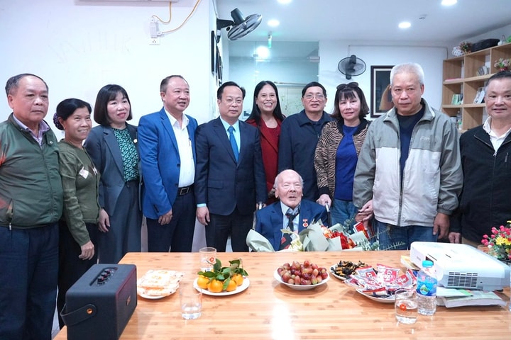 Ủy viên Ban Thường vụ Thành ủy Hà Nội Trần Thế Cương trao Huy hiệu Đảng tại phường Phú Diễn