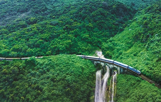 Lại tạm dừng một số đôi tàu Bắc - Nam do lũ lụt miền Trung