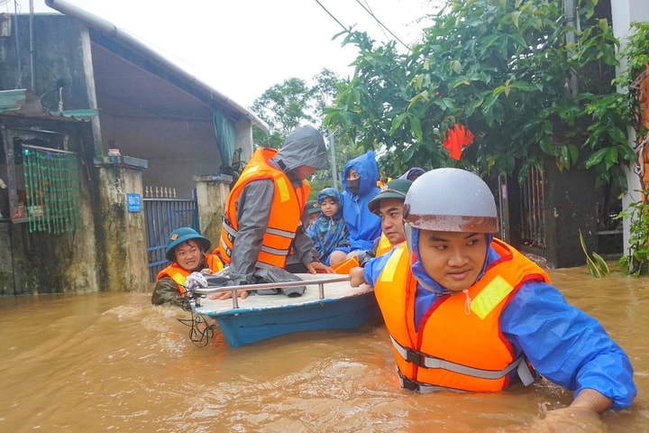 Đà Nẵng: Mưa lớn suốt đêm, nhiều tuyến đường bị ngập sâu