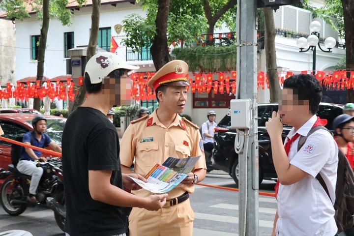 Duy trì và nâng cao hiệu quả an toàn giao thông học đường tại Hà Nội: Kỳ cuối: Phát huy mô hình “Cổng trường an toàn”