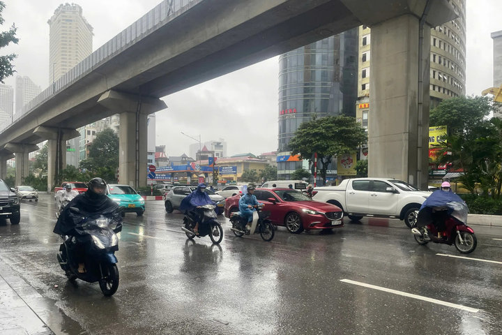 Không khí lạnh tăng cường kết hợp mưa lớn: miền Trung ngập nặng, miền Bắc rét buốt sớm