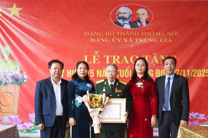 Xã Trung Giã trao Huy hiệu 75 năm tuổi Đảng tặng đảng viên Nguyễn Đức Phúc