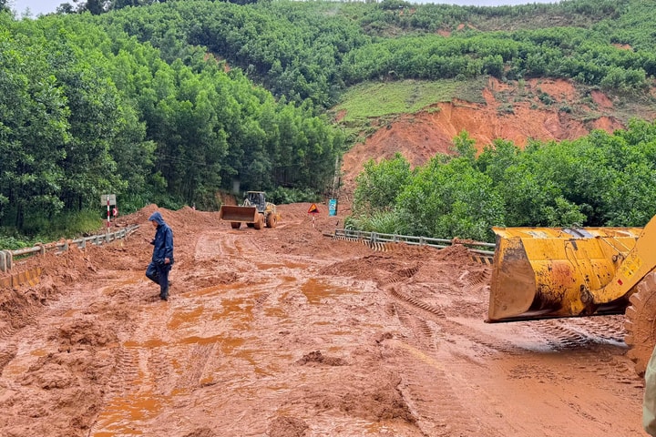 39 vị trí tắc đường đang được xử lý, nhiều tuyến huyết mạch đã thông trở lại sau mưa lũ