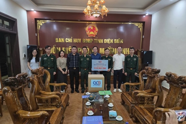 Công đoàn Trung tâm Thông tin tín dụng Quốc gia Việt Nam thăm trao tặng 16 máy tính cho Đồn Biên phòng Mường Nhé