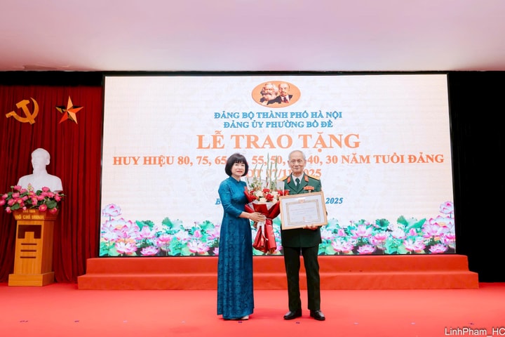 Phường Bồ Đề: Trao Huy hiệu Đảng tặng 140 đảng viên