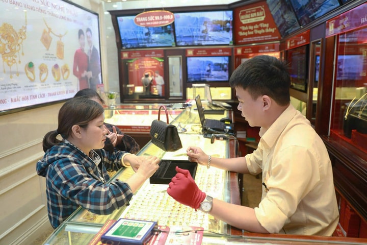 Chưa hạ nhiệt, "sóng" vàng còn tăng?