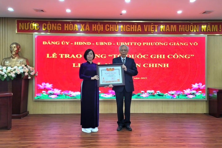 Phường Giảng Võ trao Bằng “Tổ quốc ghi công” cho thân nhân liệt sĩ