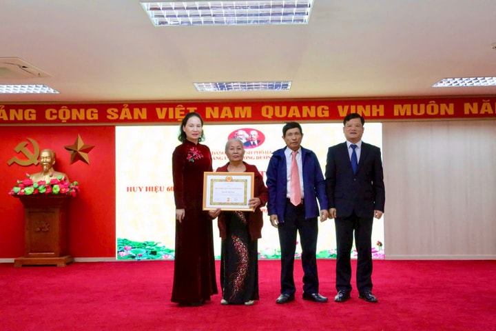 Đảng ủy phường Dương Nội trao Huy hiệu Đảng tặng 17 đảng viên