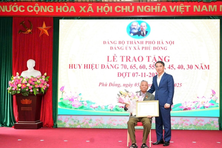 Chủ nhiệm Ủy ban Kiểm tra Thành ủy Hà Nội Nguyễn Xuân Lưu trao Huy hiệu Đảng tặng 54 đảng viên xã Phù Đổng