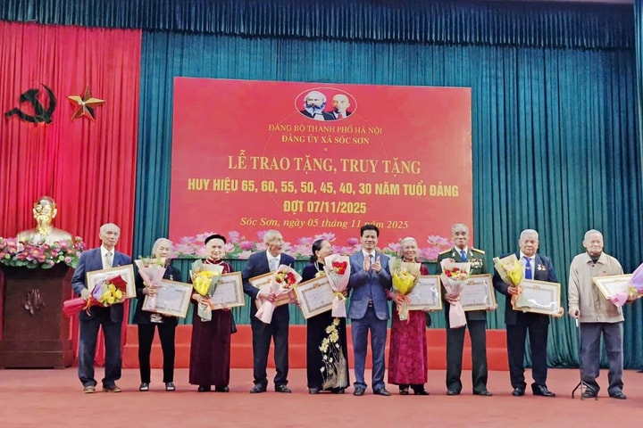 Đảng bộ xã Sóc Sơn có 77 đảng viên được tặng, truy tặng Huy hiệu Đảng đợt 7-11