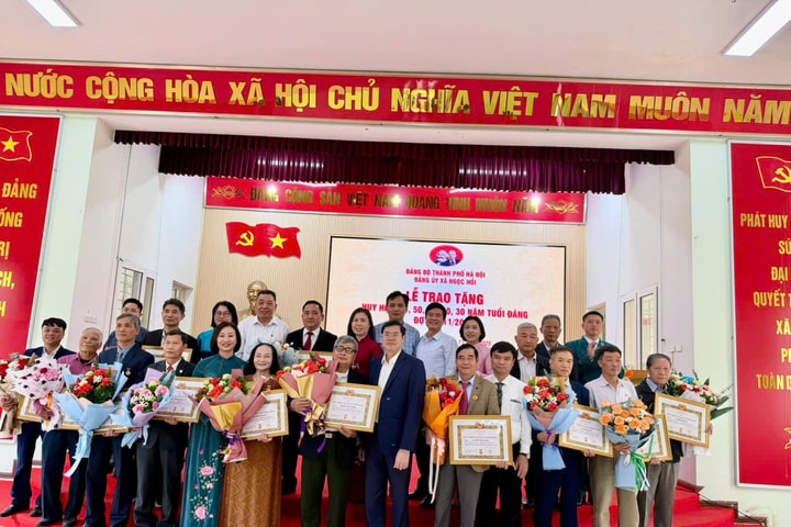 Xã Ngọc Hồi: 16 đảng viên được trao tặng Huy hiệu Đảng