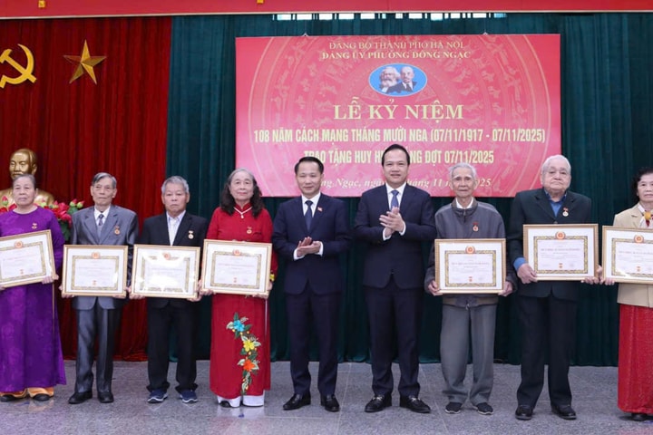 56 đảng viên phường Đông Ngạc vinh dự đón nhận Huy hiệu Đảng