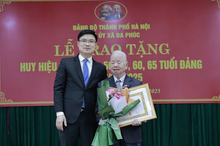 Xã Đa Phúc có 36 đảng viên được nhận Huy hiệu Đảng đợt 7-11