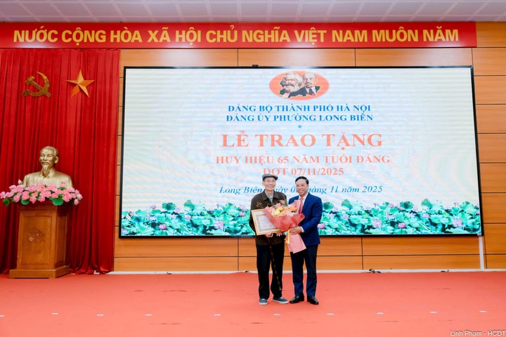 50 đảng viên Đảng bộ phường Long Biên nhận Huy hiệu Đảng đợt 7-11