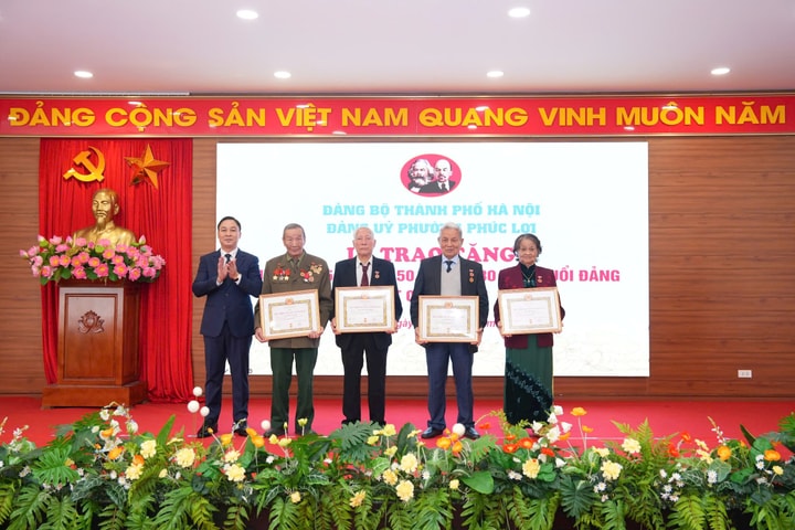 Đảng bộ phường Phúc Lợi có 49 đảng viên được tặng Huy hiệu Đảng