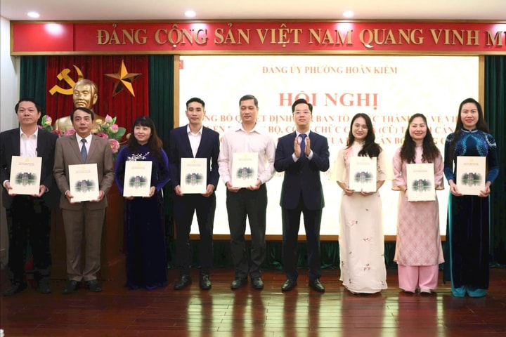 Chính thức tiếp nhận 25 cán bộ, công chức cấp phường (cũ) về Hoàn Kiếm