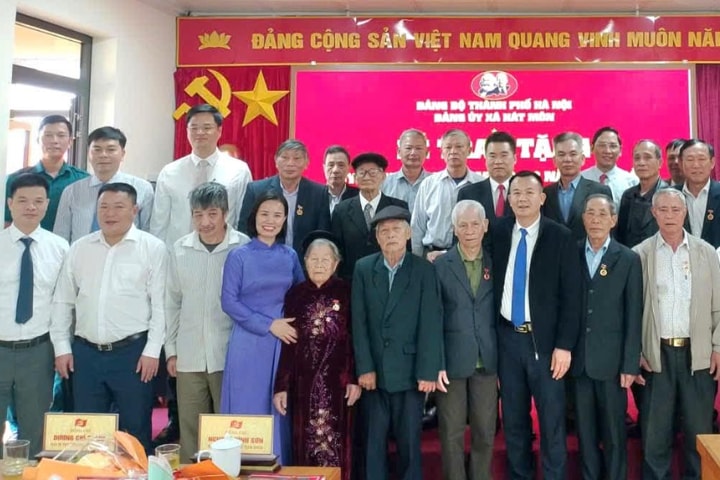 Xã Hát Môn trao tặng Huy hiệu Đảng đợt 7-11