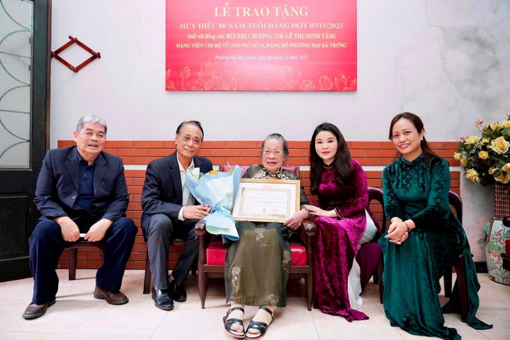 Trao Huy hiệu 80 năm tuổi Đảng tặng đảng viên lão thành Bùi Thị Chương