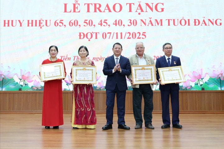 Xã Tiến Thắng và xã Yên Lãng trao Huy hiệu Đảng đợt 7-11