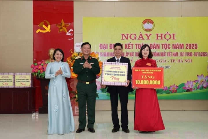 Tư lệnh Bộ Tư lệnh Thủ đô Đào Văn Nhận dự Ngày hội Đại đoàn kết tại xã Trung Giã