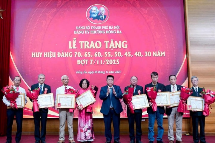 Phường Đống Đa trao Huy hiệu Đảng tặng 128 đảng viên