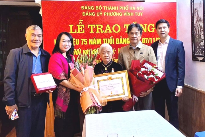 Đảng ủy phường Vĩnh Tuy trao Huy hiệu Đảng tặng đảng viên lão thành