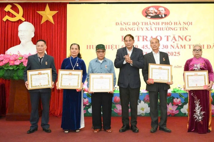 Đảng bộ xã Thường Tín trao Huy hiệu Đảng tặng 36 đảng viên