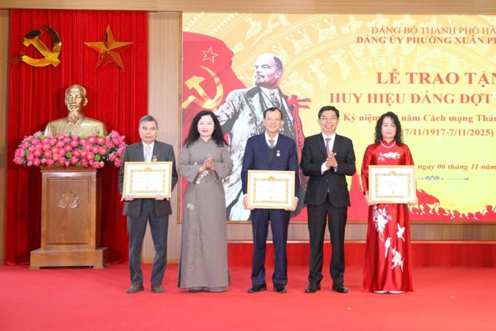 31 đảng viên phường Xuân Phương vinh dự được nhận Huy hiệu Đảng