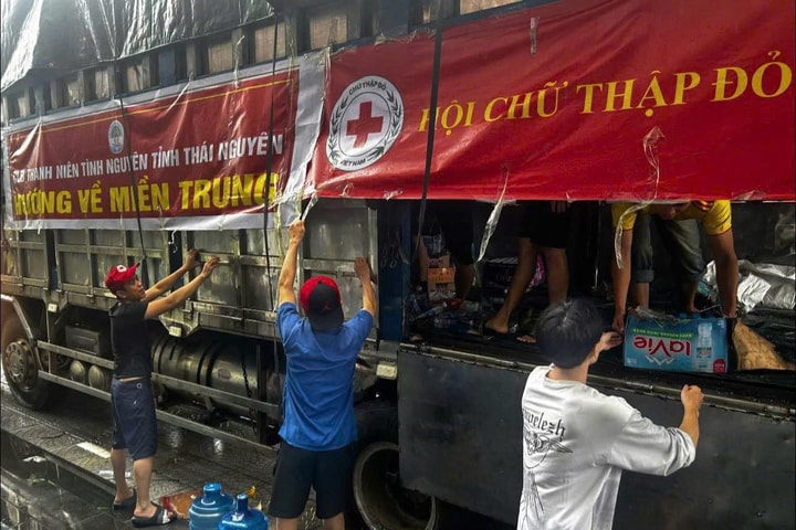 Hội Chữ thập đỏ Việt Nam cứu trợ khẩn cấp người dân 6 tỉnh miền Trung bị thiệt hại do mưa lũ