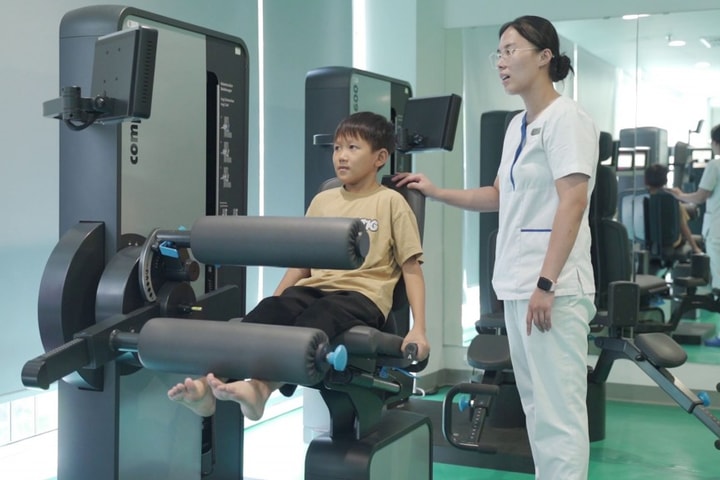 Cuộc sống mới của chàng sinh viên tí hon từng bị nhầm là trẻ tiểu học