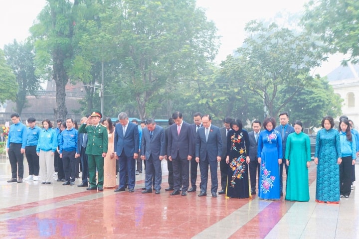 Lãnh đạo thành phố Hà Nội dâng hoa kỷ niệm 108 năm Cách mạng Tháng Mười Nga