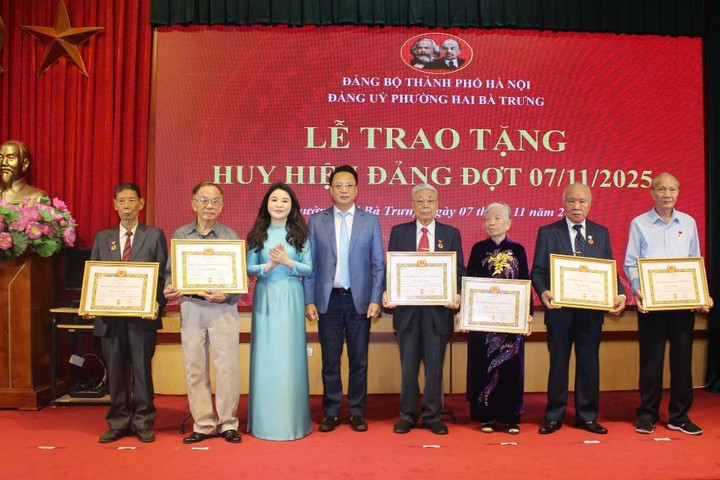 83 đảng viên phường Hai Bà Trưng được trao tặng Huy hiệu Đảng đợt 7/11/2025