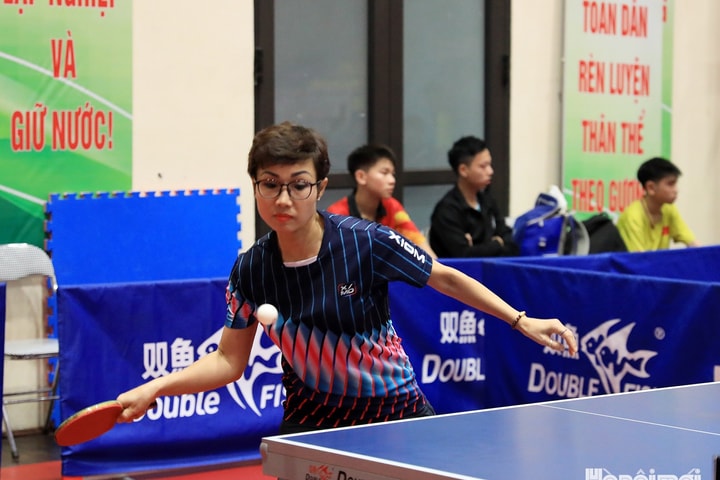 Các tay vợt nữ tranh tài tại Giải Bóng bàn Báo Hànộimới