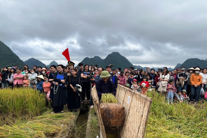 Cùng xem chàng trai, cô gái Tày chơi “lồng tồng” dưới chân Nà Lay