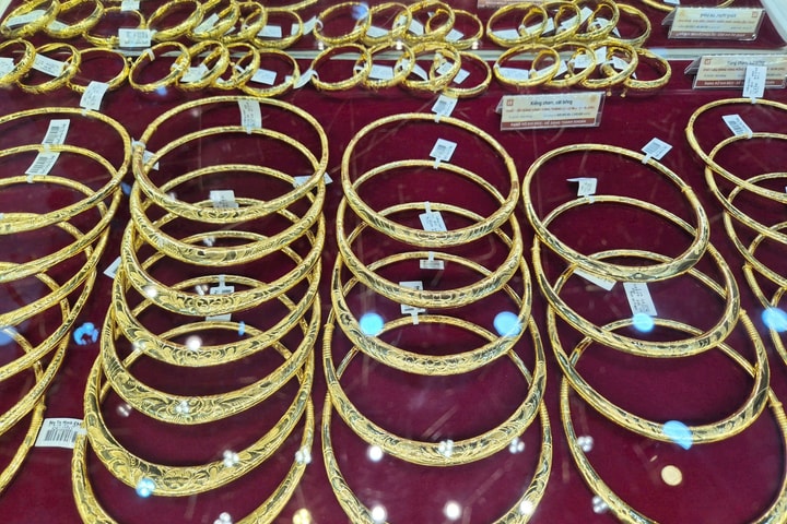 Giá vàng trong nước đắt hơn thế giới khoảng 21,6 triệu đồng/lượng