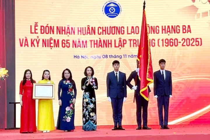 Trường THPT Trần Phú - Hoàn Kiếm nhận Huân chương Lao động hạng Ba