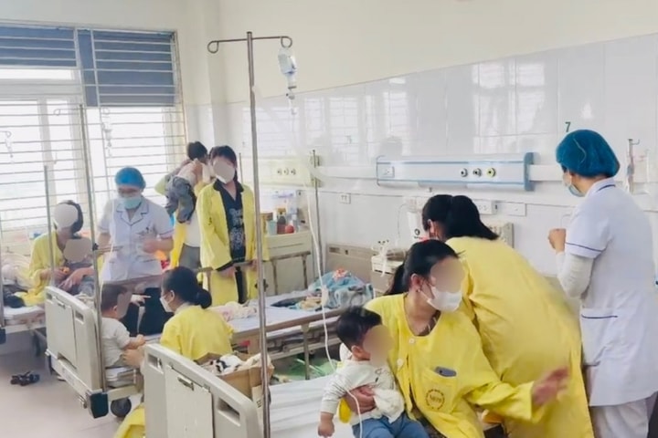 Đầu mùa lạnh, nhiều trẻ nhỏ mắc cúm A phải nhập viện điều trị