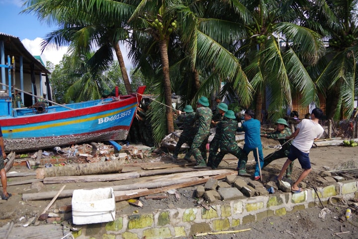 Gần 1.000 bộ đội Sư đoàn 2 giúp người dân Gia Lai khắc phục hậu quả bão số 13