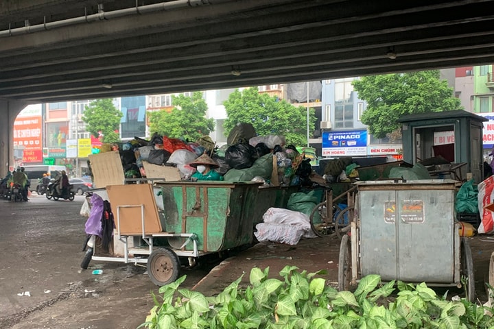 Nhiều gầm cầu đang thành bãi rác