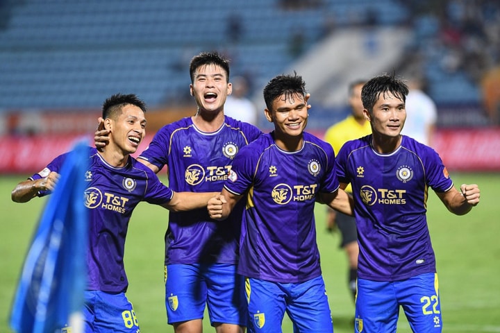 Xuân Mạnh sắm vai người hùng, Hà Nội FC rời Thiên Trường với 1 điểm