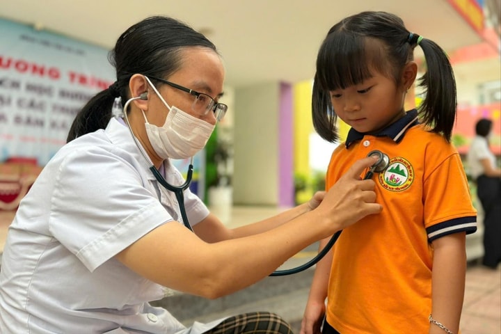 Giàu ý nghĩa chương trình khám sàng lọc bệnh tim cho trẻ em