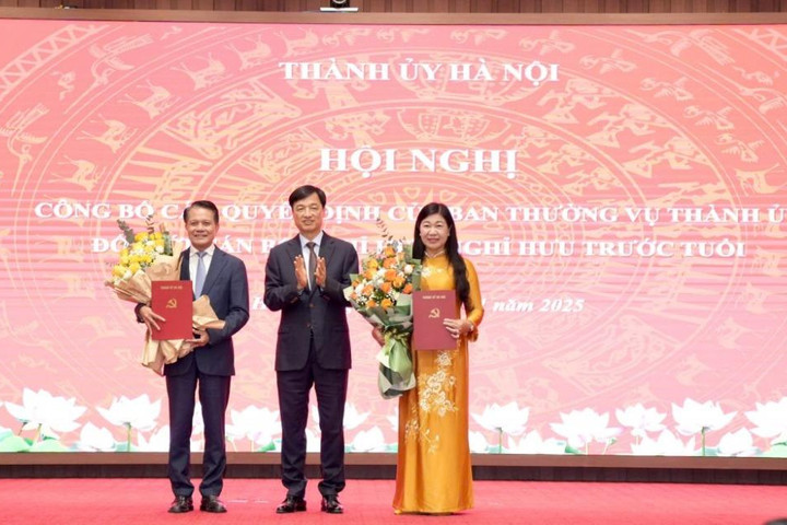 Thành ủy Hà Nội trao Quyết định nghỉ hưu cho đồng chí Hoàng Trọng Quyết và đồng chí Nguyễn Lan Hương