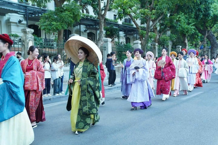 Diễu hành áo dài tôn vinh di sản Việt Nam
