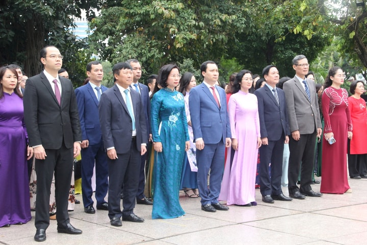 Đoàn đại biểu MTTQ thành phố Hà Nội dâng hoa tưởng nhớ Bác Hồ - Bác Tôn