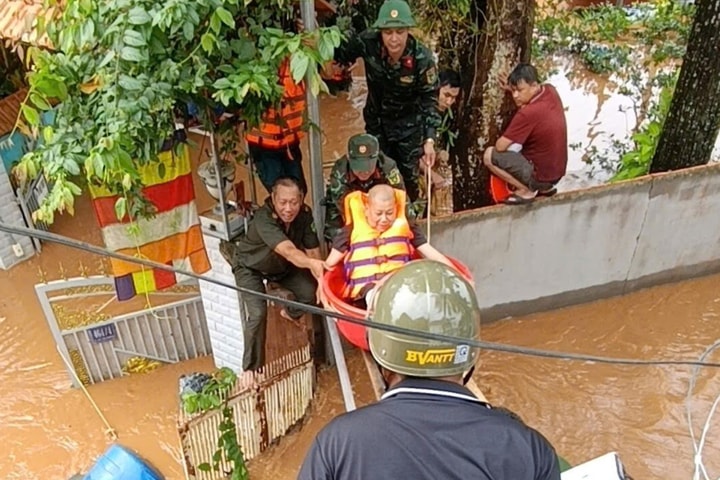 Đồng Nai: Mưa lớn bất thường khiến nhiều điểm tại phường Long Khánh ngập sâu