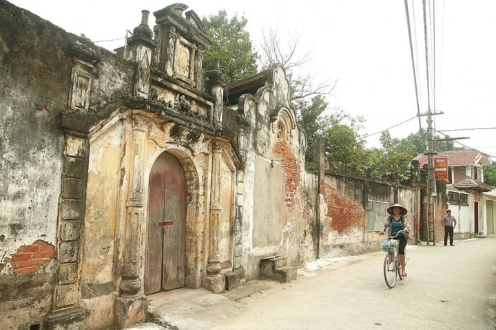 Giữ hồn làng cổ qua nét cọ