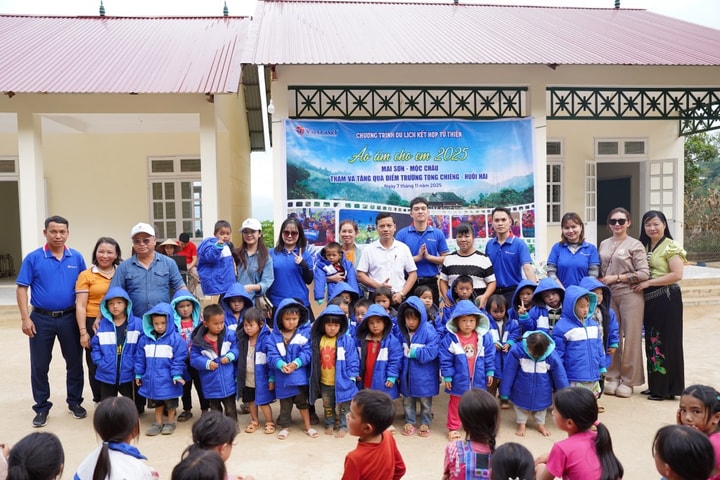 Vietravel tiếp tục hành trình sẻ chia yêu thương đến các em nhỏ vùng cao Mộc Châu
