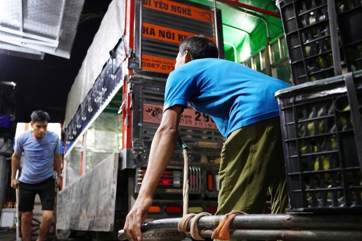 Những bước chân mưu sinh xuyên đêm ở chợ Long Biên