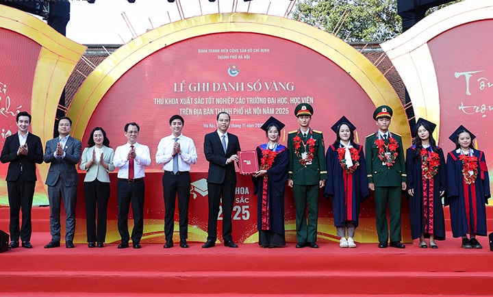 95 thủ khoa xuất sắc ghi danh Sổ vàng